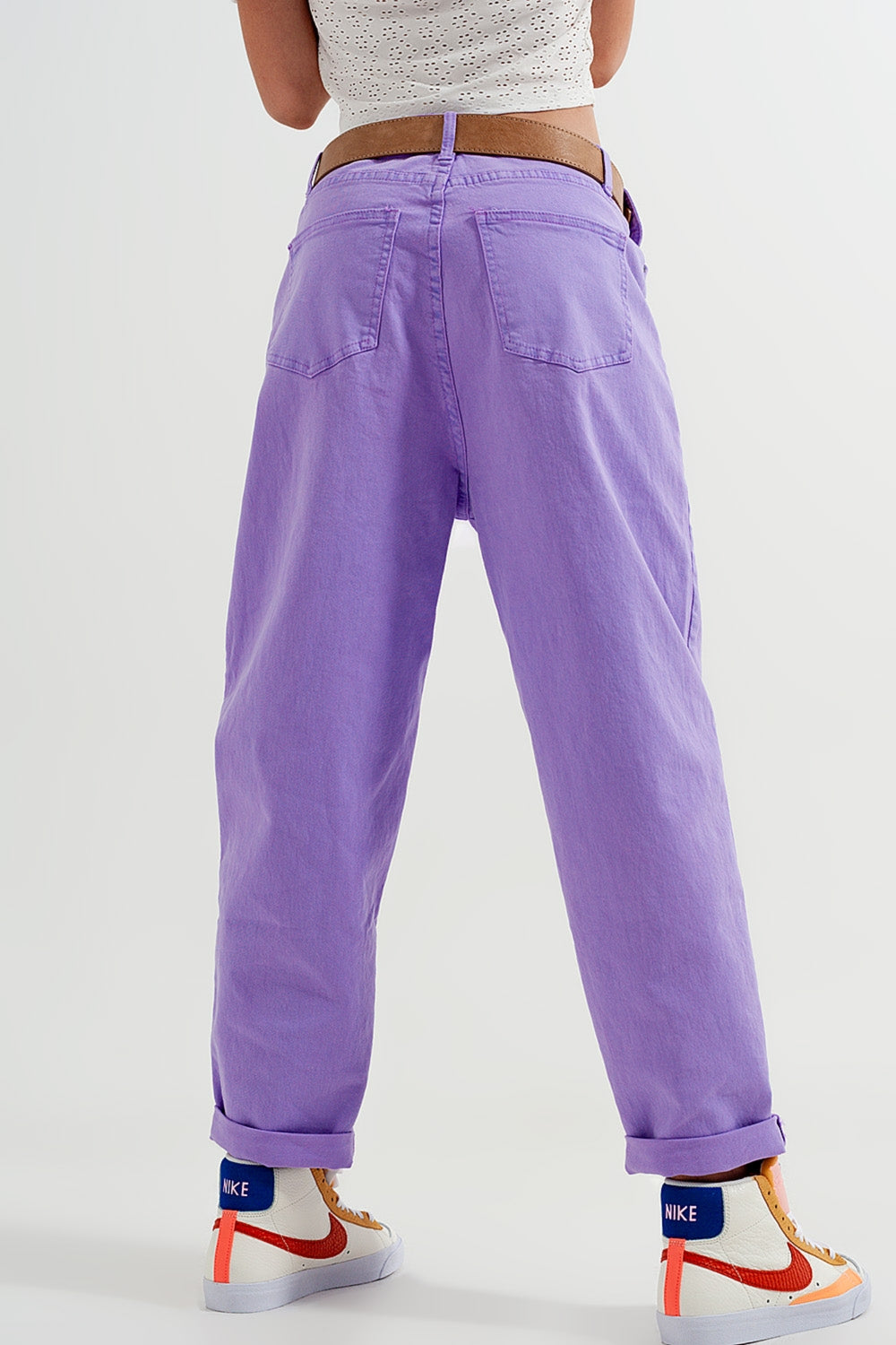 Jeans ampi affusolati viola a vita alta