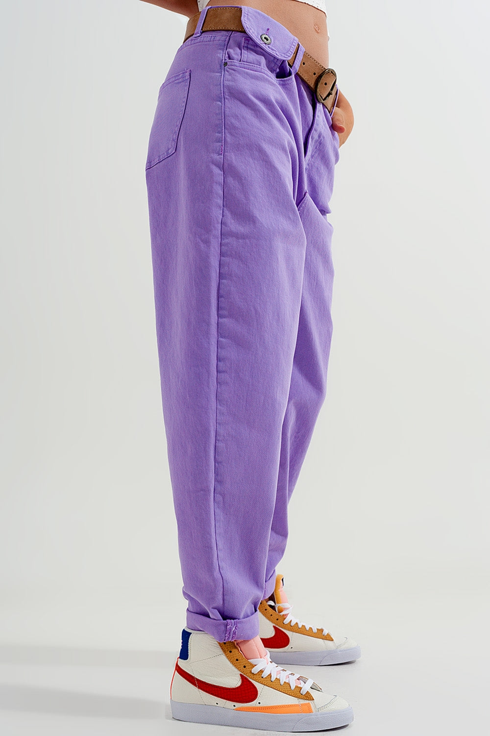 Jeans ampi affusolati viola a vita alta