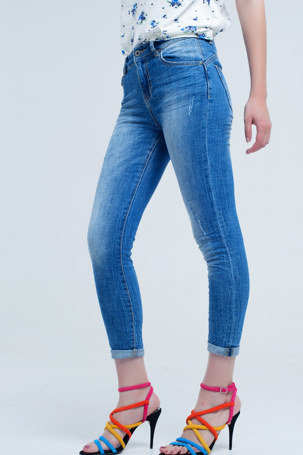 jeans attillati con colori e rughe consumati