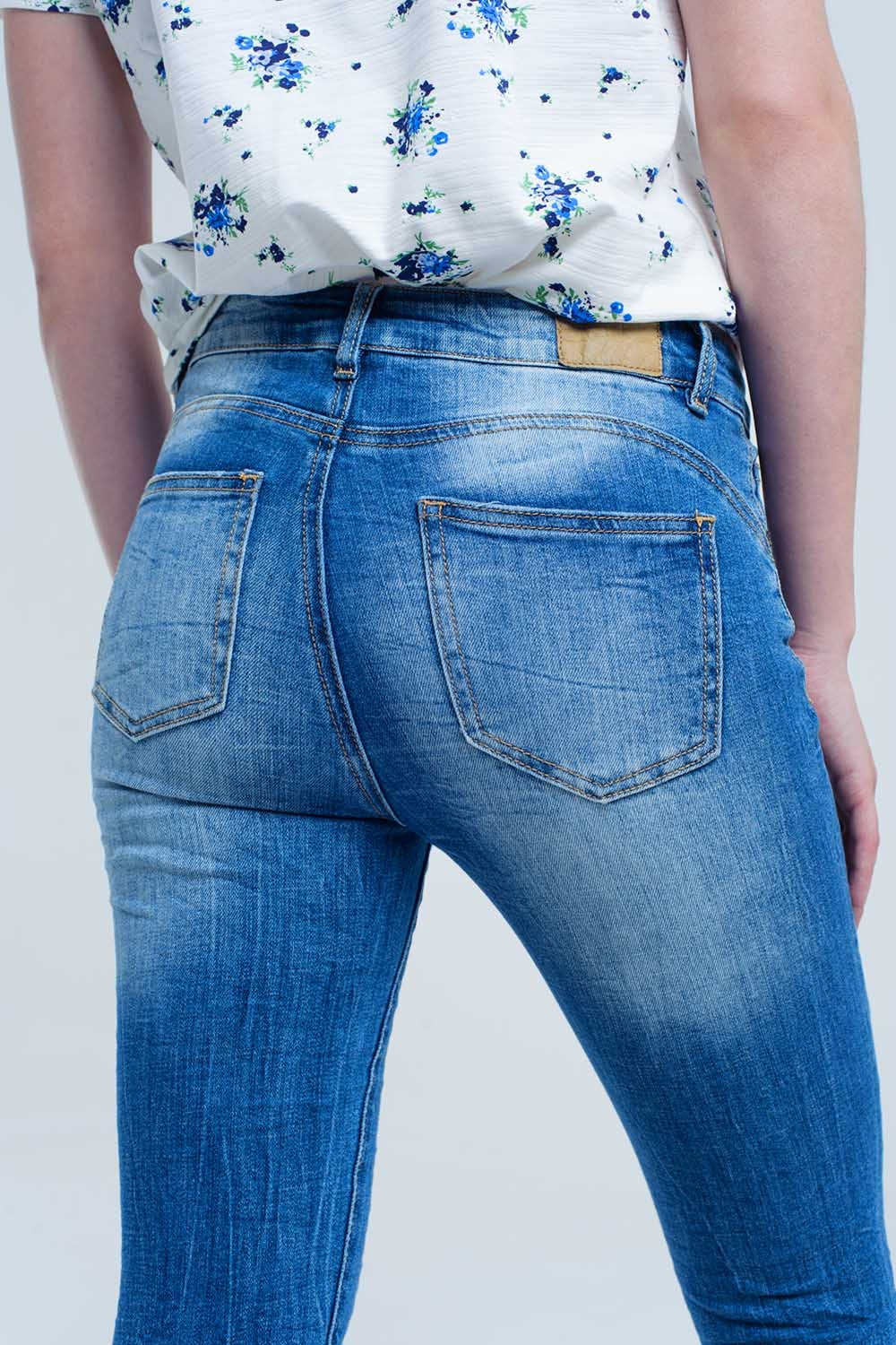 jeans attillati con colori e rughe consumati