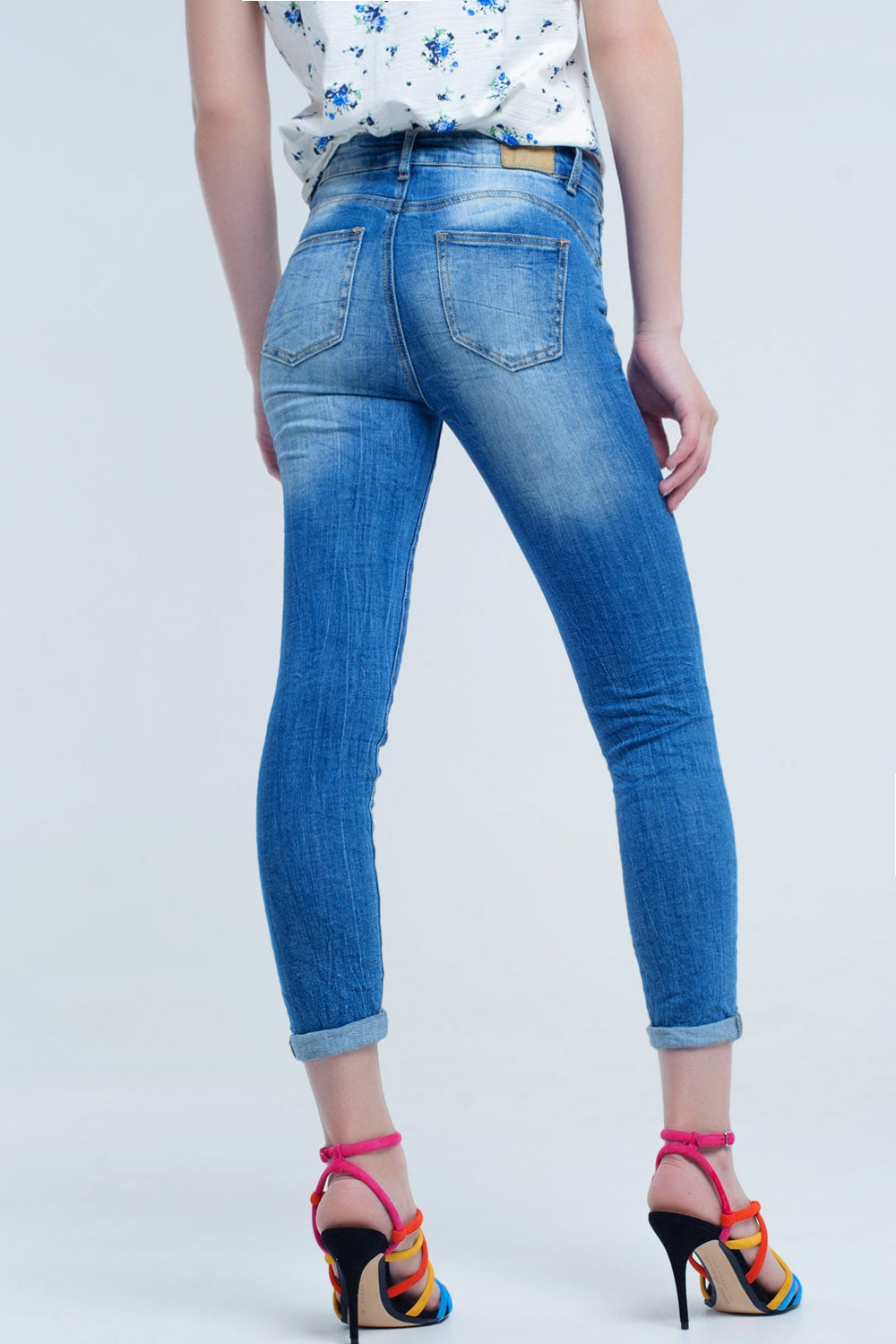 jeans attillati con colori e rughe consumati