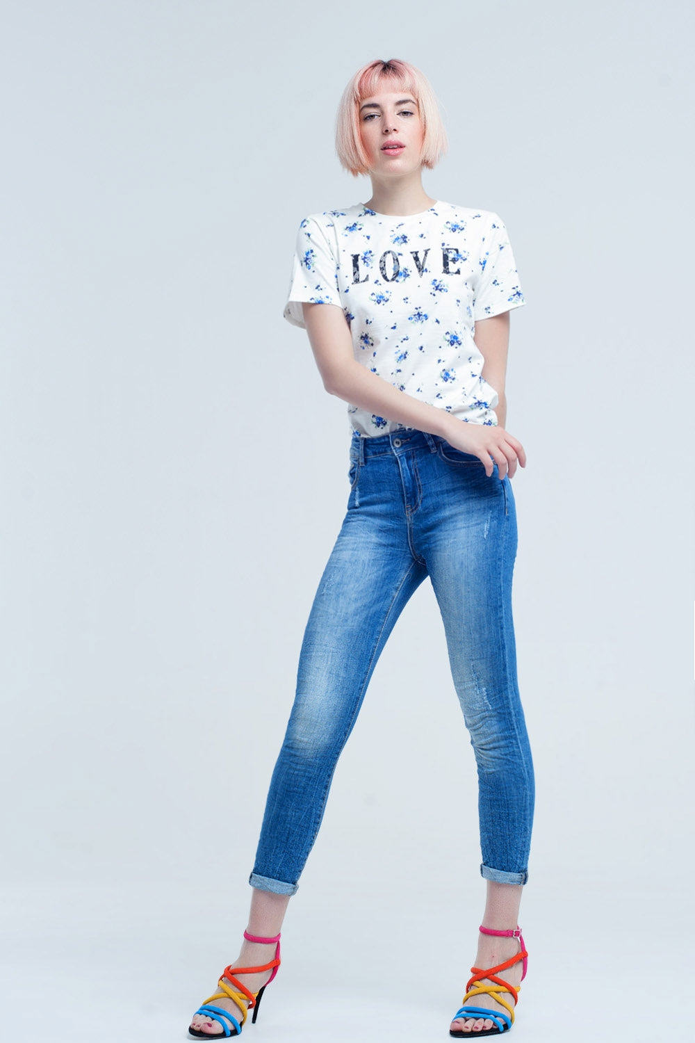 jeans attillati con colori e rughe consumati