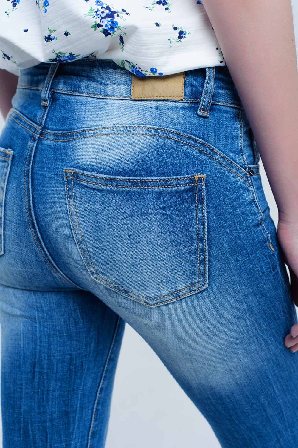 jeans attillati con colori e rughe consumati