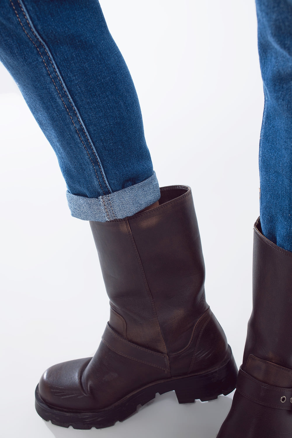 Jeans basic con tasche laterali in lavaggio medio