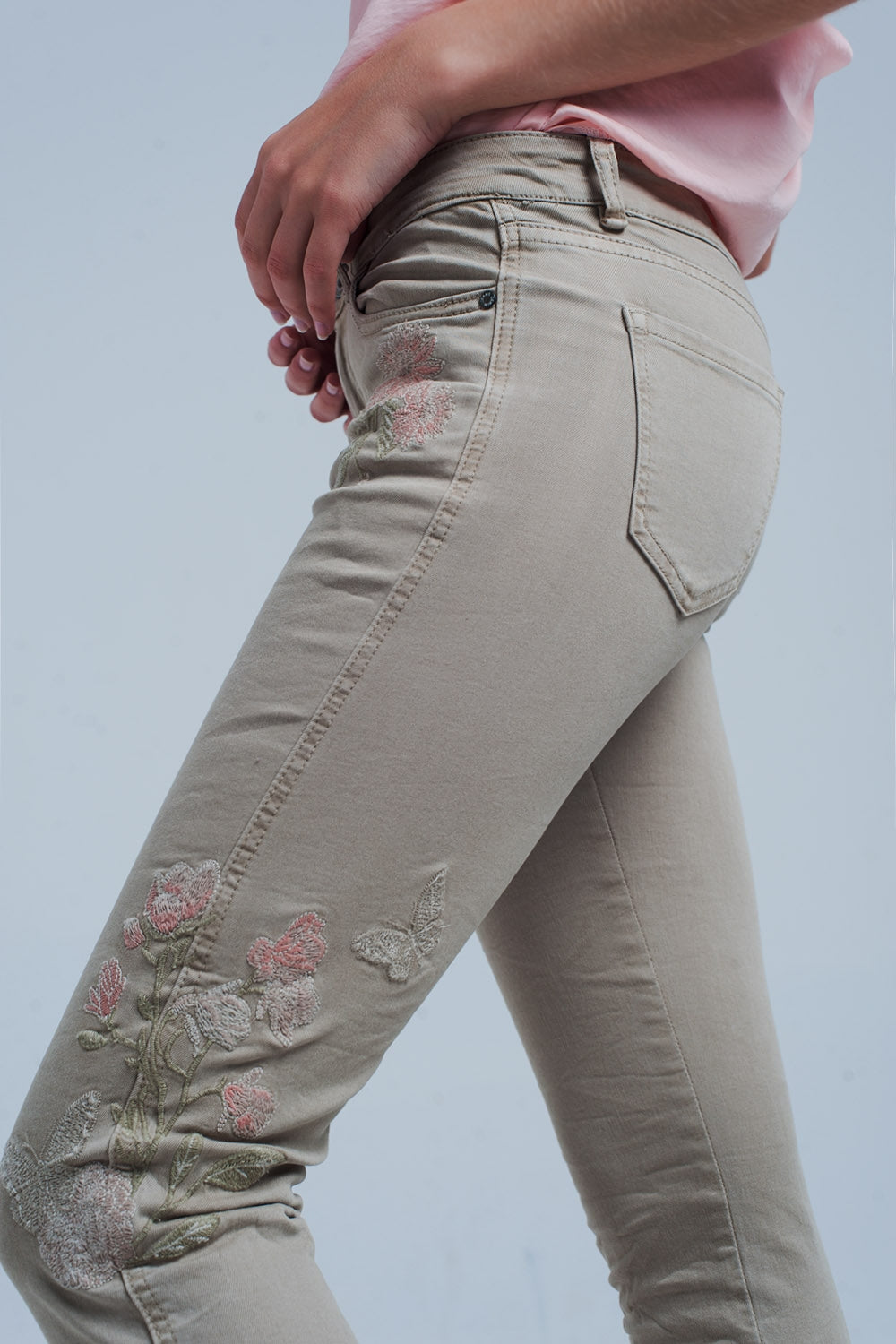 Jeans beige con ricamo floreale