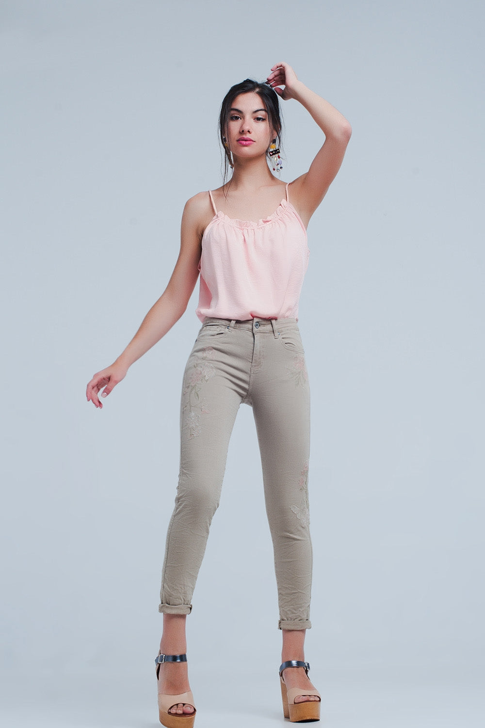 Jeans beige con ricamo floreale