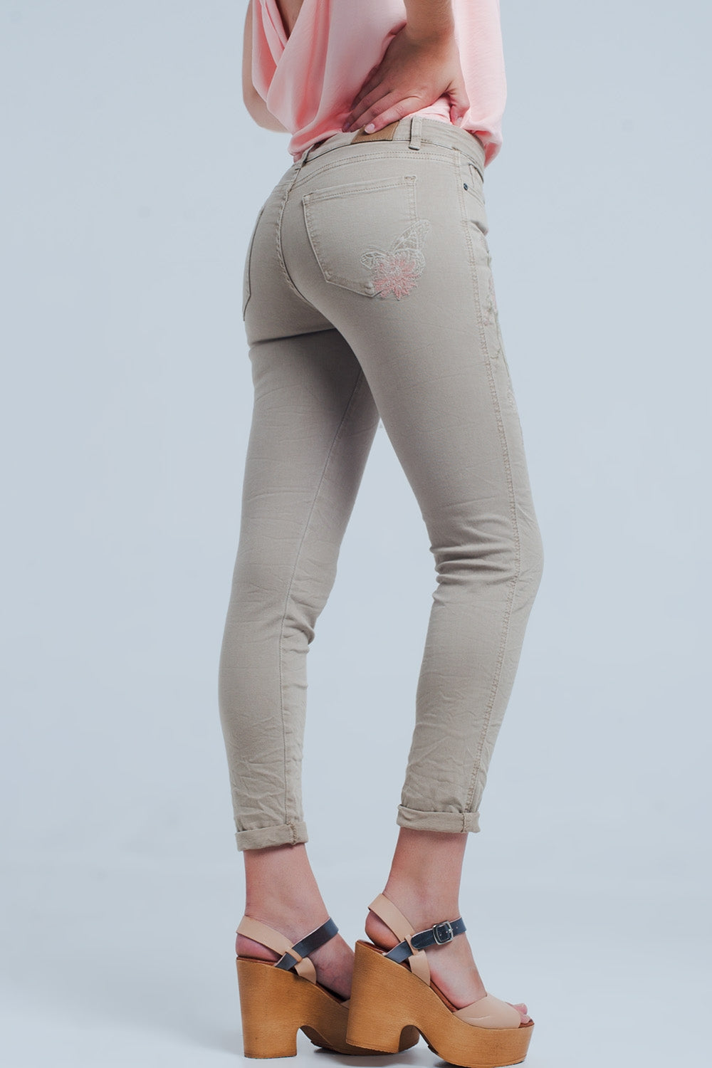 Jeans beige con ricamo floreale