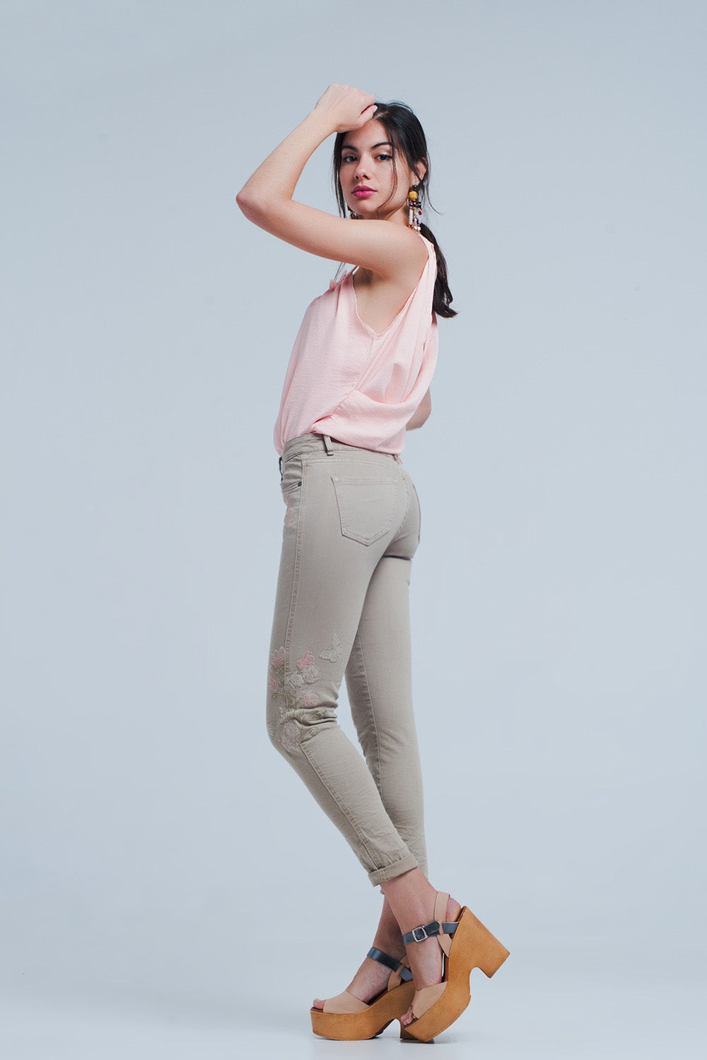 Jeans beige con ricamo floreale
