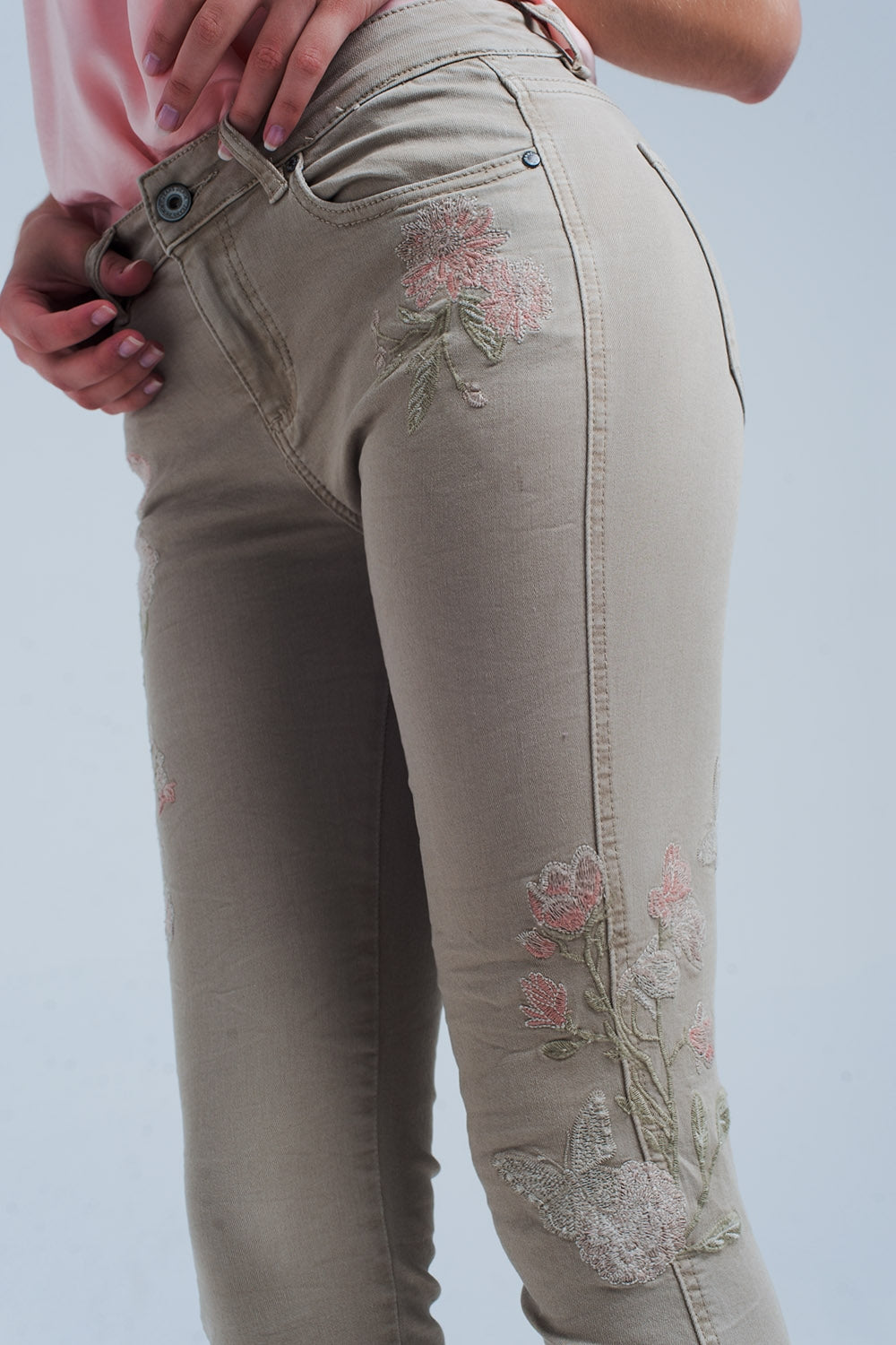 Jeans beige con ricamo floreale