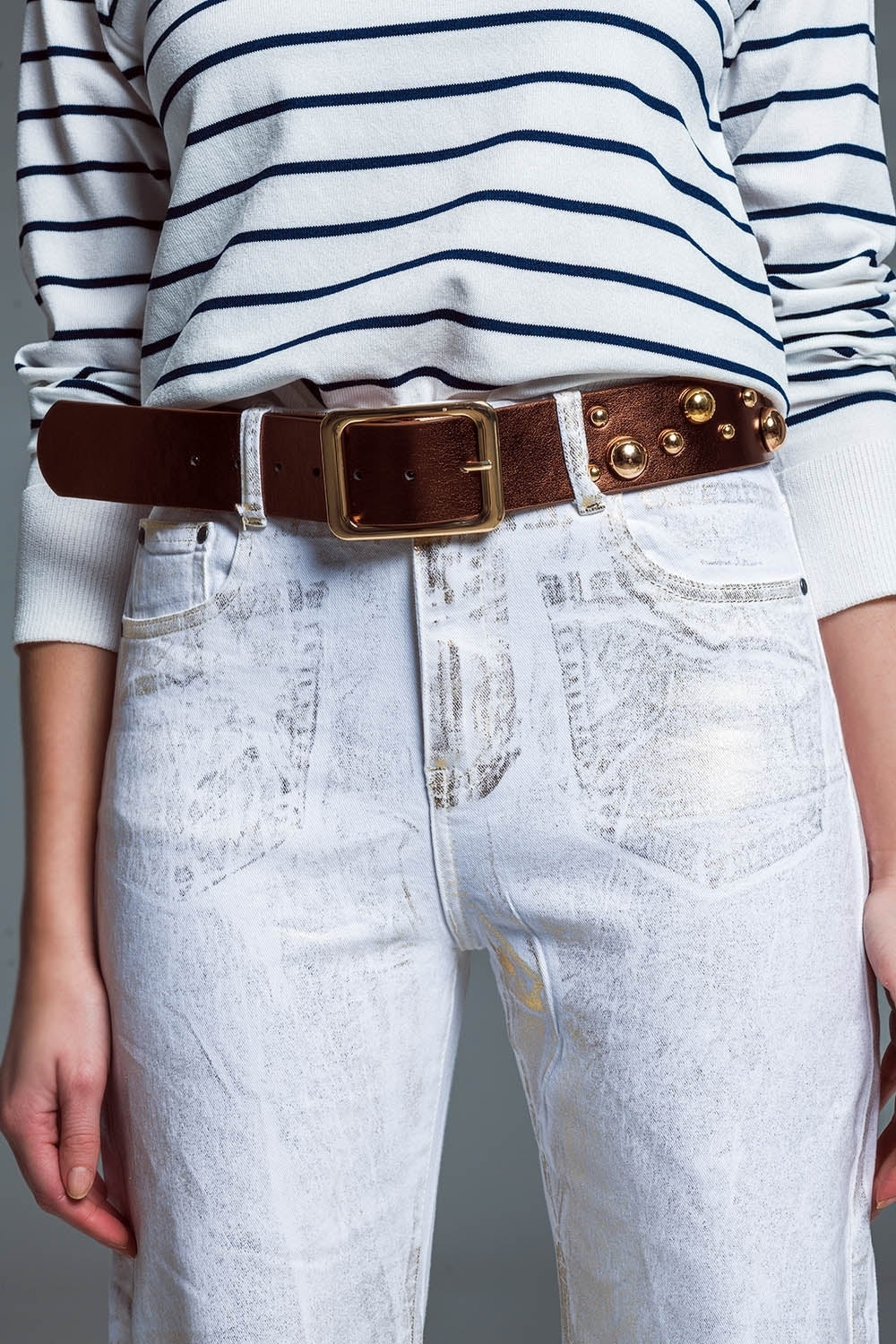 Jeans bianchi a gamba larga con finitura metallizzata in oro