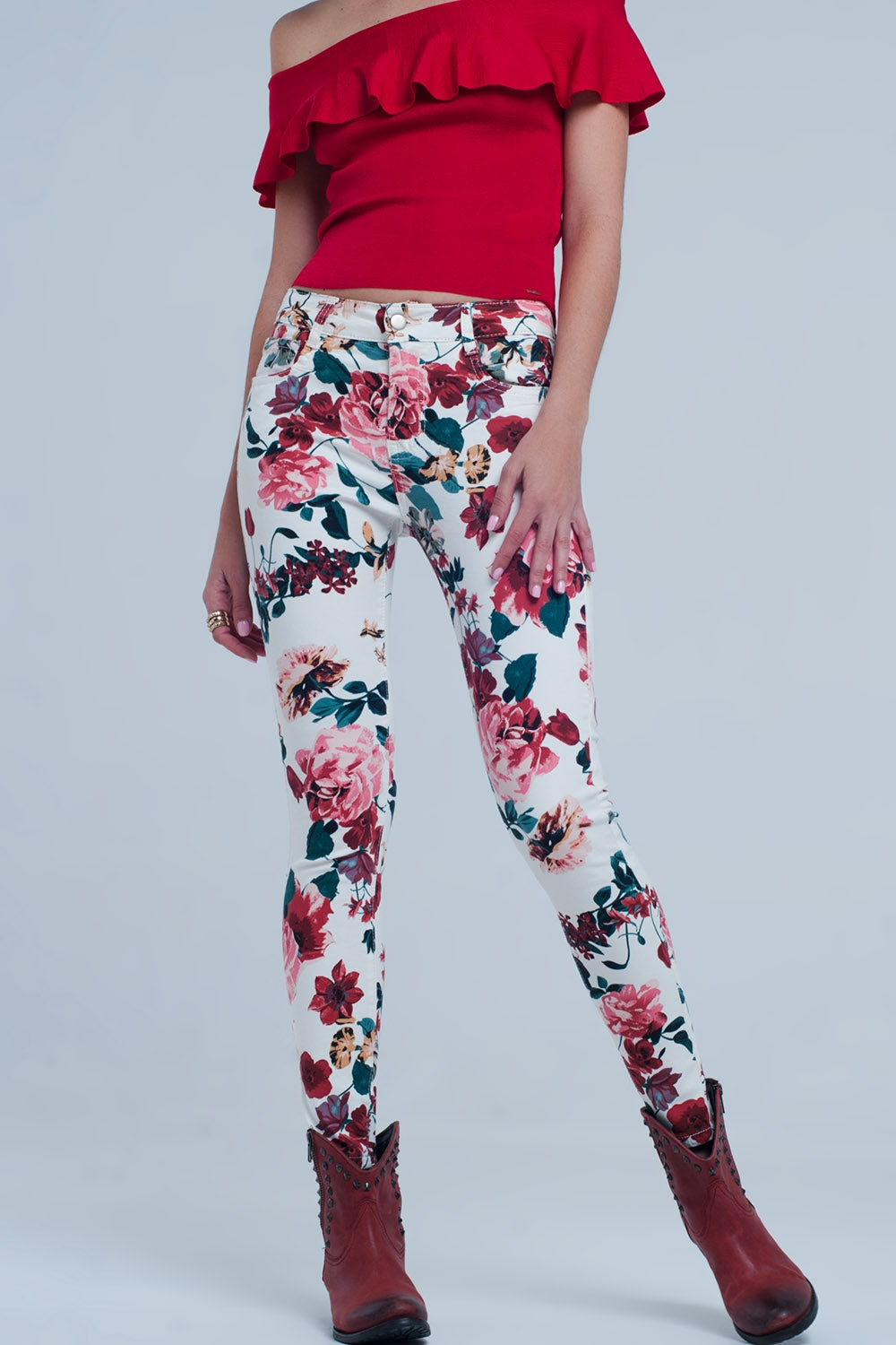 Q2 Jeans bianchi con stampa di rose