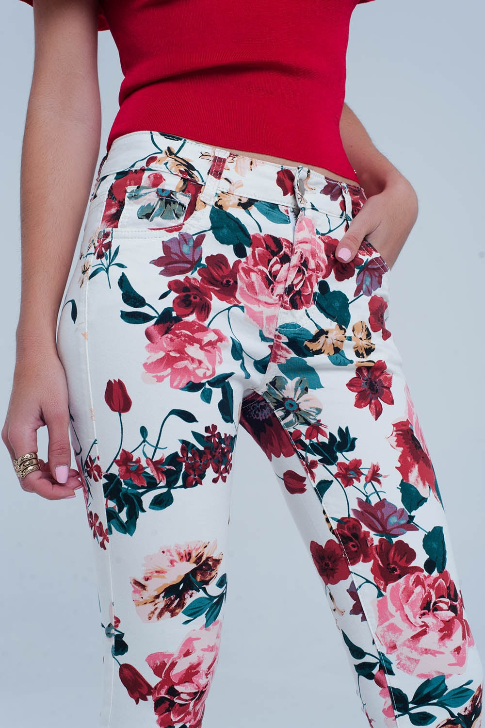 Jeans bianchi con stampa di rose