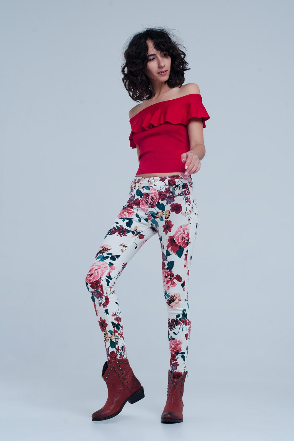 Jeans bianchi con stampa di rose