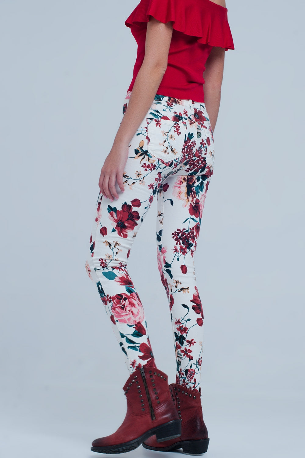 Jeans bianchi con stampa di rose