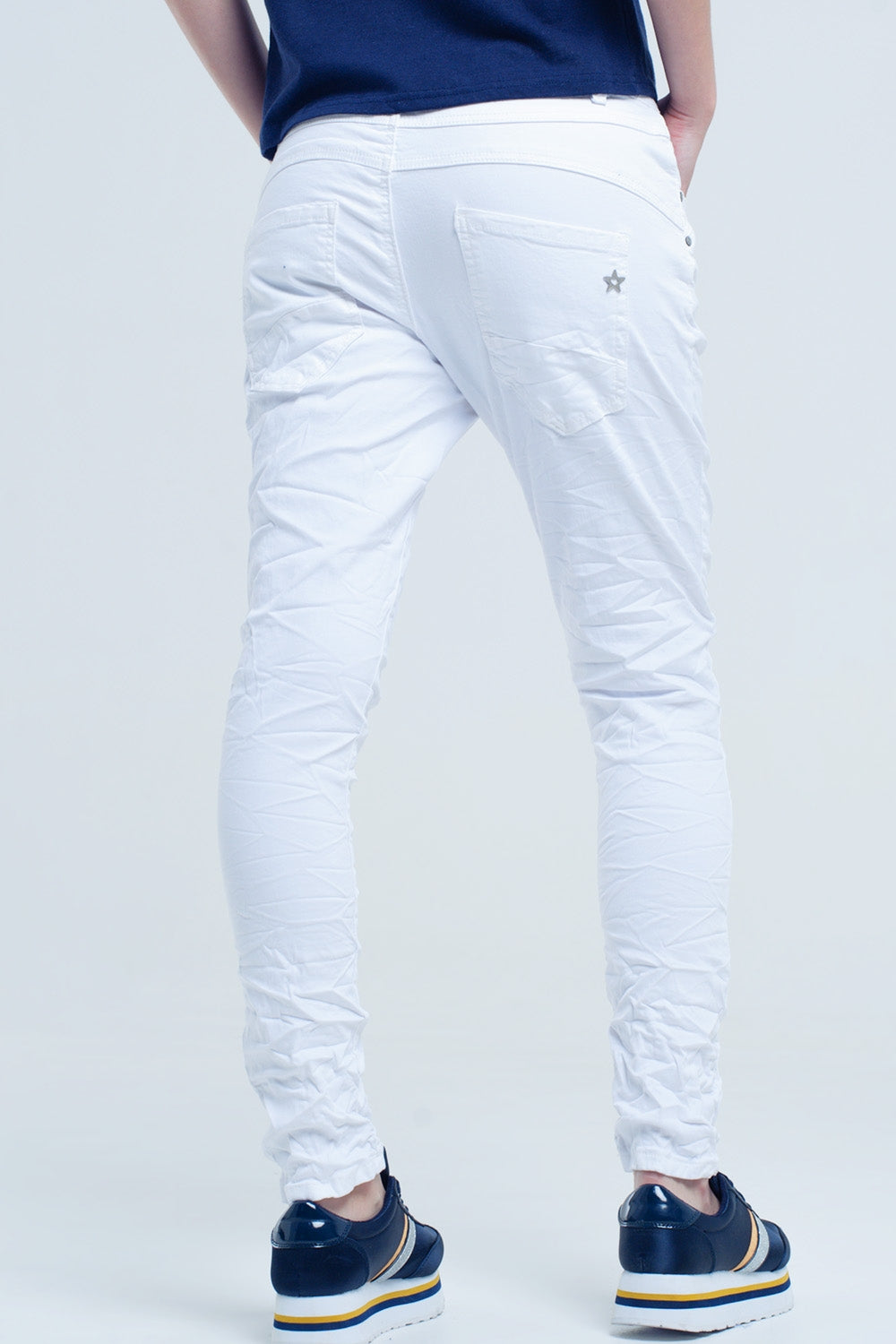 Jeans bianchi stropicciati con tasche