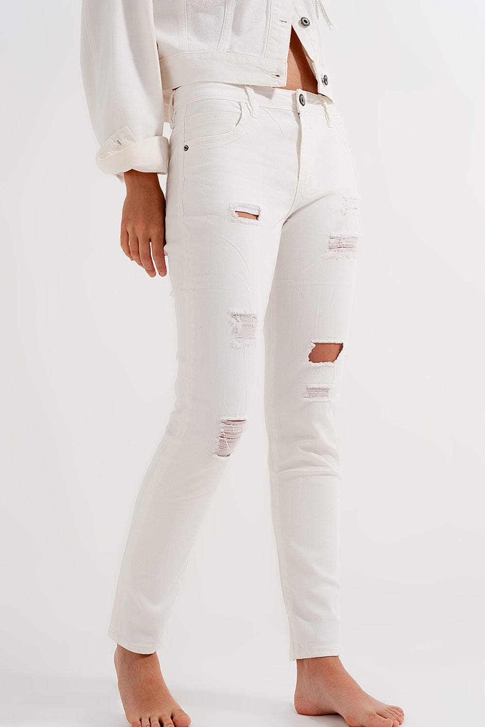 Jeans bianco slavato slim con abrasioni