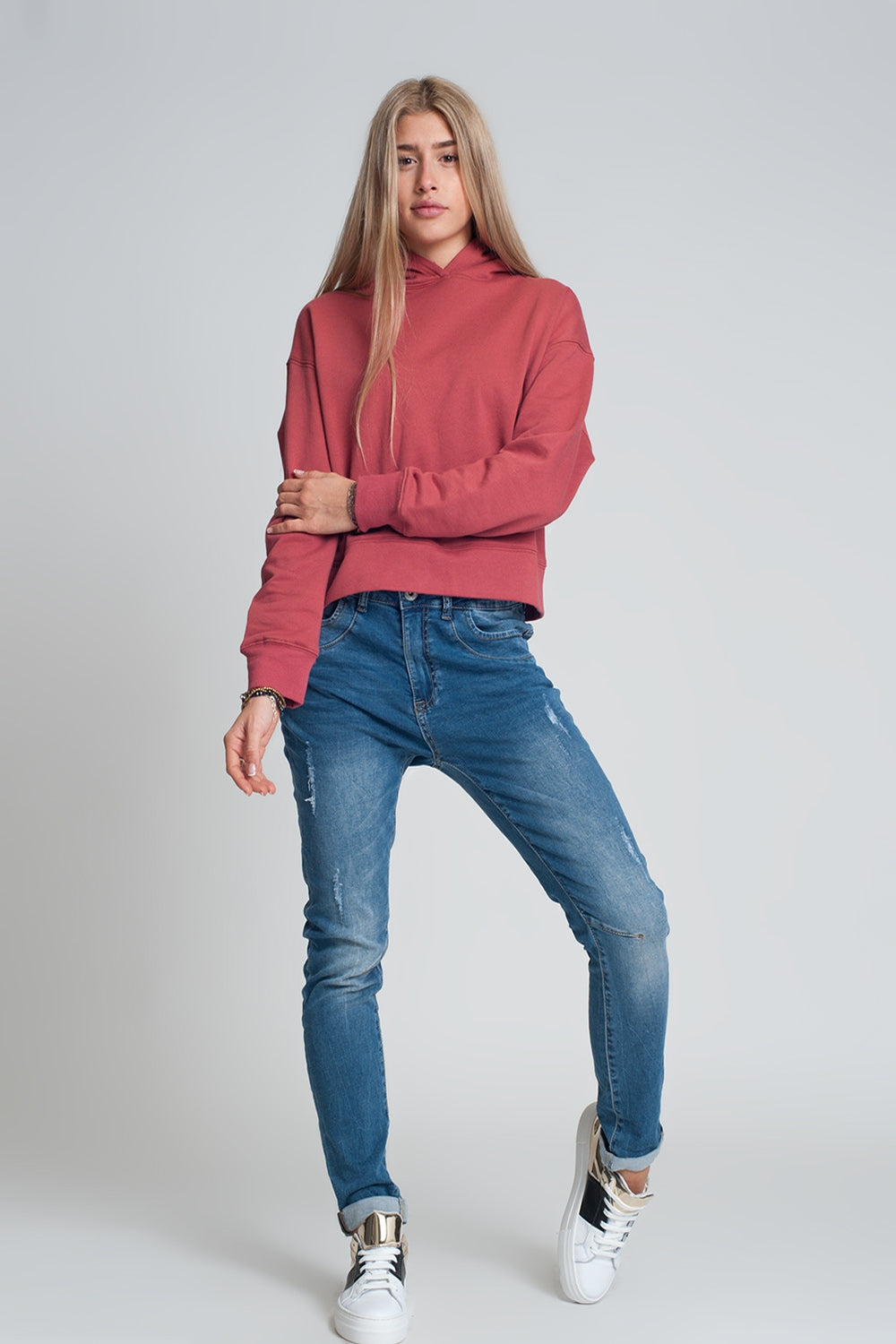 Jeans blu boyfriend con design consumato