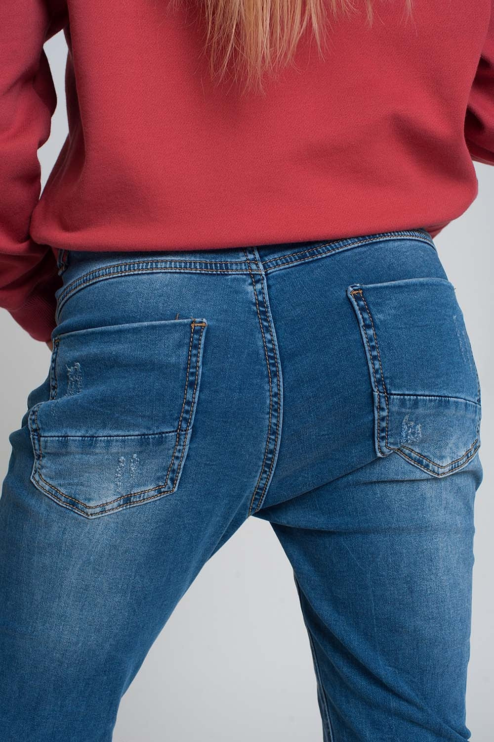Jeans blu boyfriend con design consumato