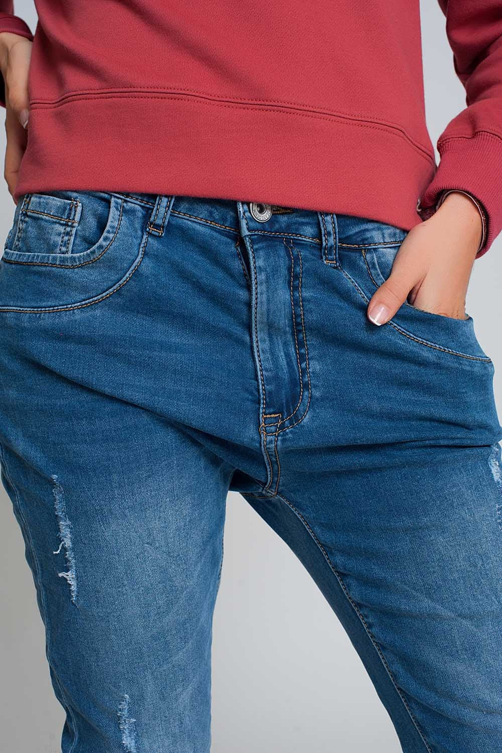 Jeans blu boyfriend con design consumato
