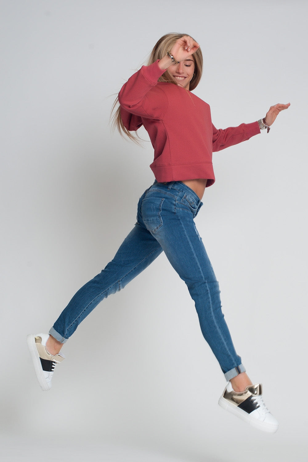 Jeans blu boyfriend con design consumato