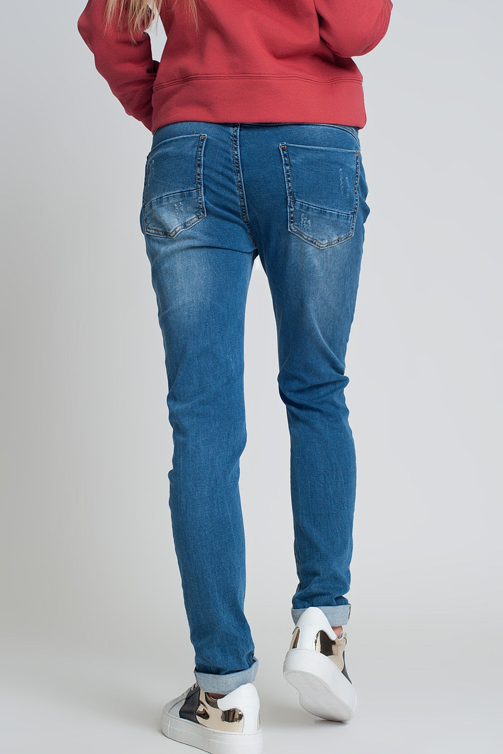 Jeans blu boyfriend con design consumato