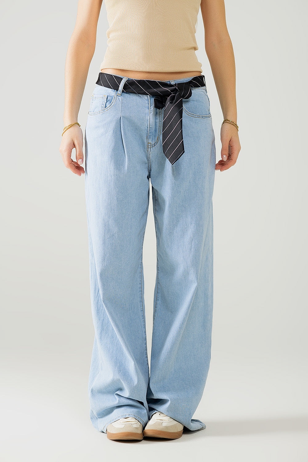 Q2 Jeans blu chiaro a gamba larga con pieghe