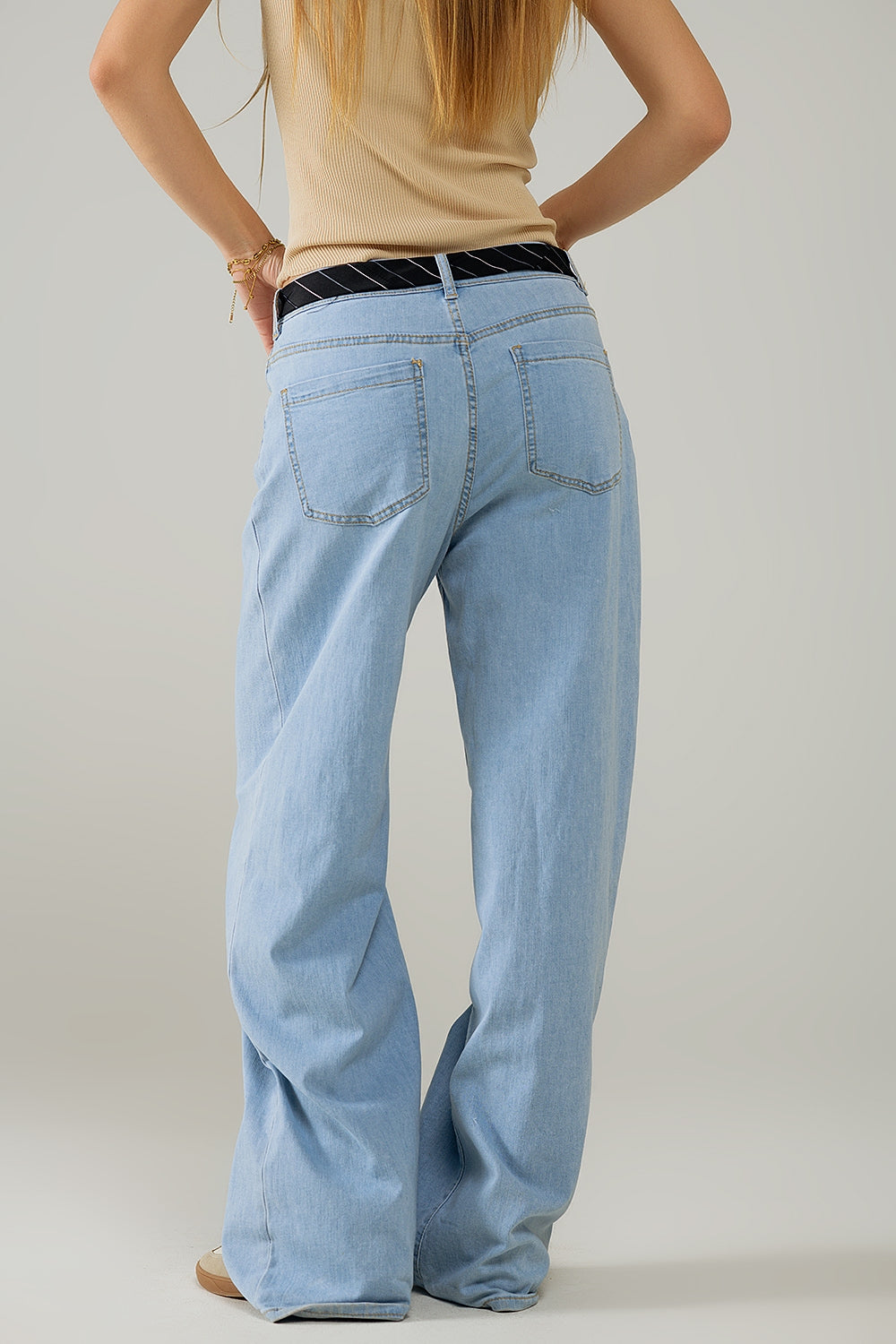 Jeans blu chiaro a gamba larga con pieghe