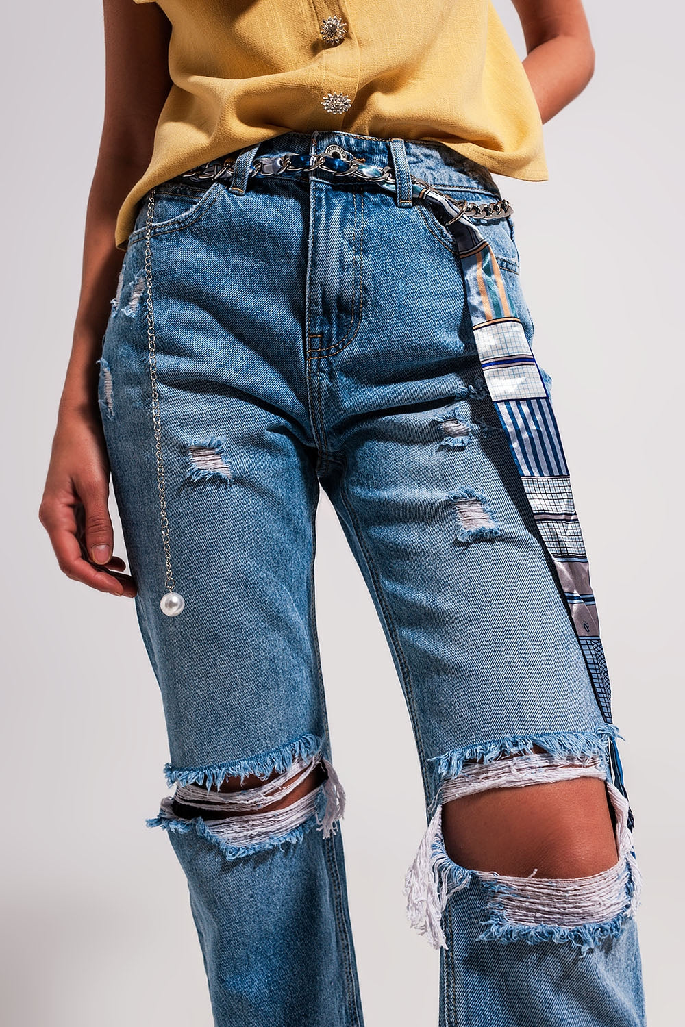Jeans blu chiaro con strappi sulle ginocchia