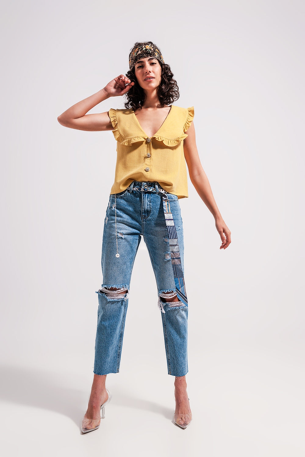 Jeans blu chiaro con strappi sulle ginocchia
