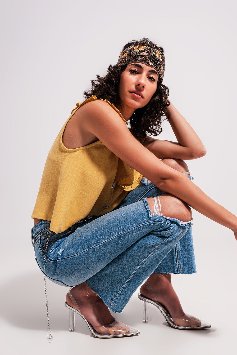 Jeans blu chiaro con strappi sulle ginocchia