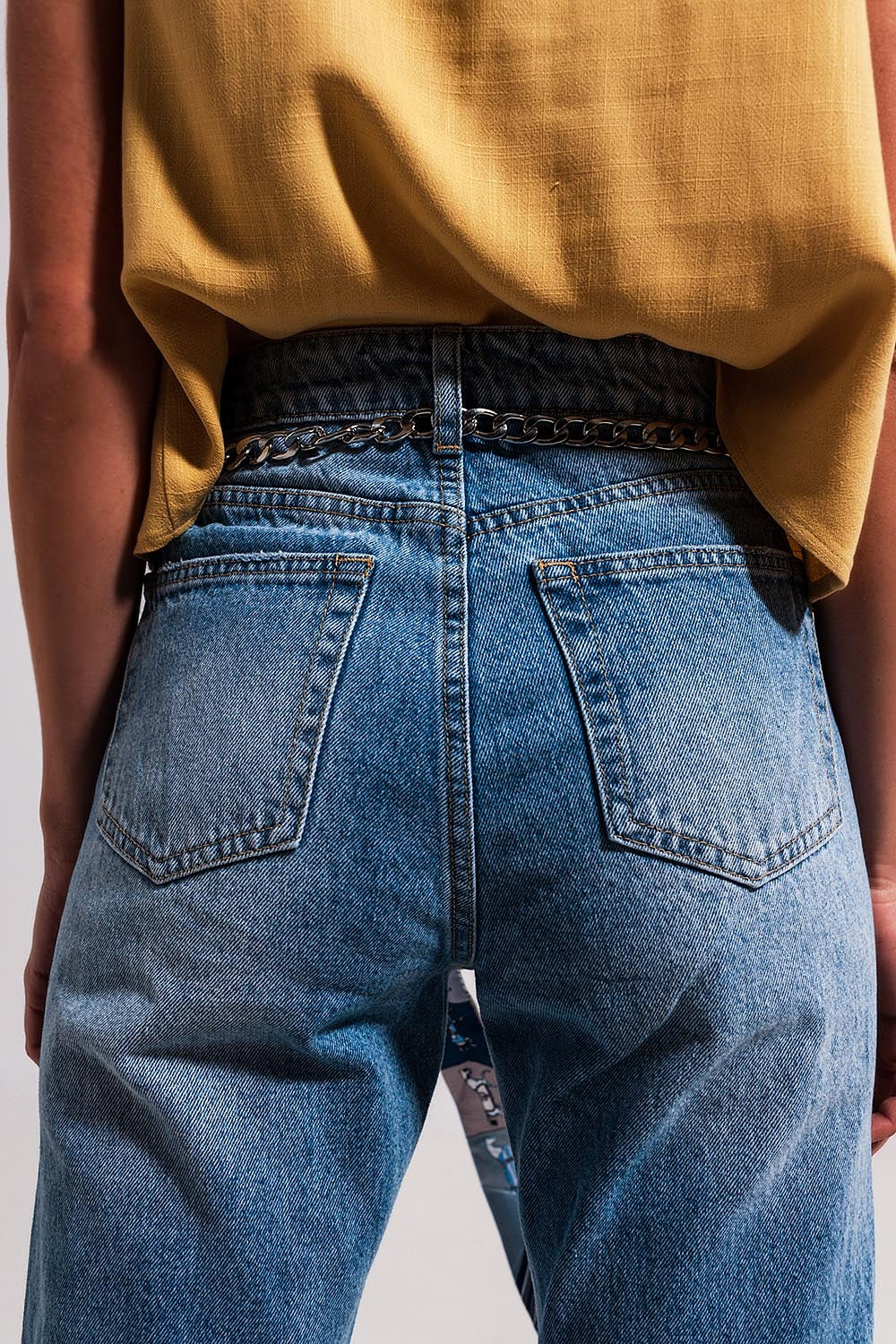 Jeans blu chiaro con strappi sulle ginocchia