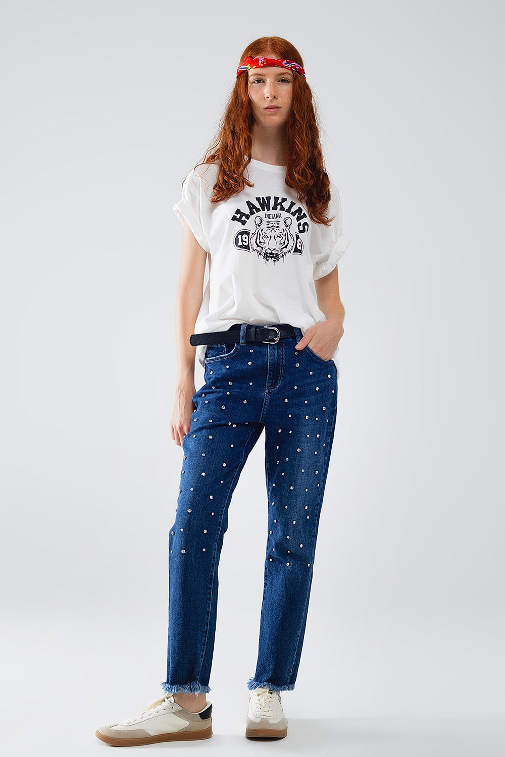 Jeans blu dritti con dettagli frontali in strass e bordi sfrangiati