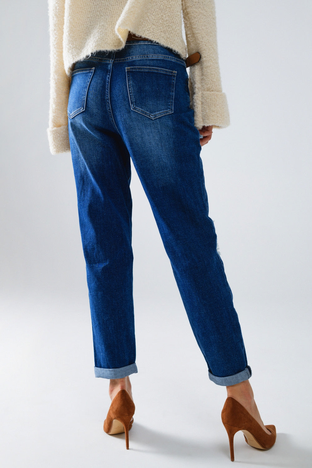 Jeans blu larghi con sottili strappi e toppe