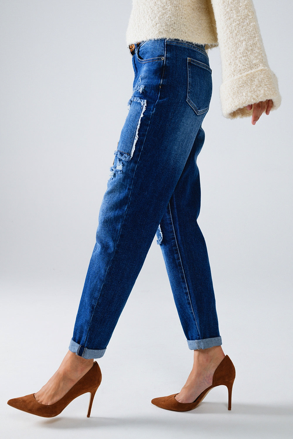 Jeans blu larghi con sottili strappi e toppe