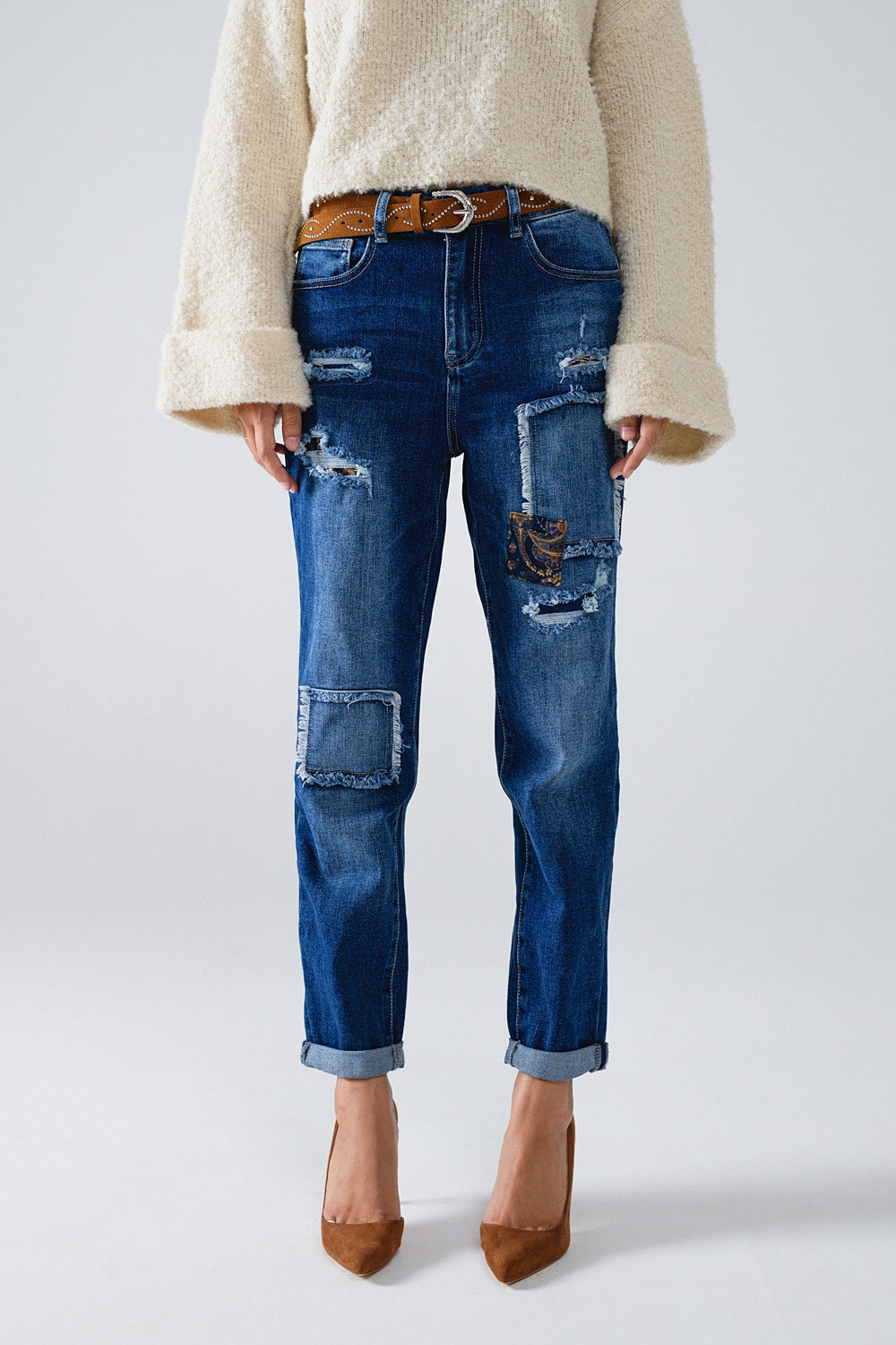 Q2 Jeans blu larghi con sottili strappi e toppe