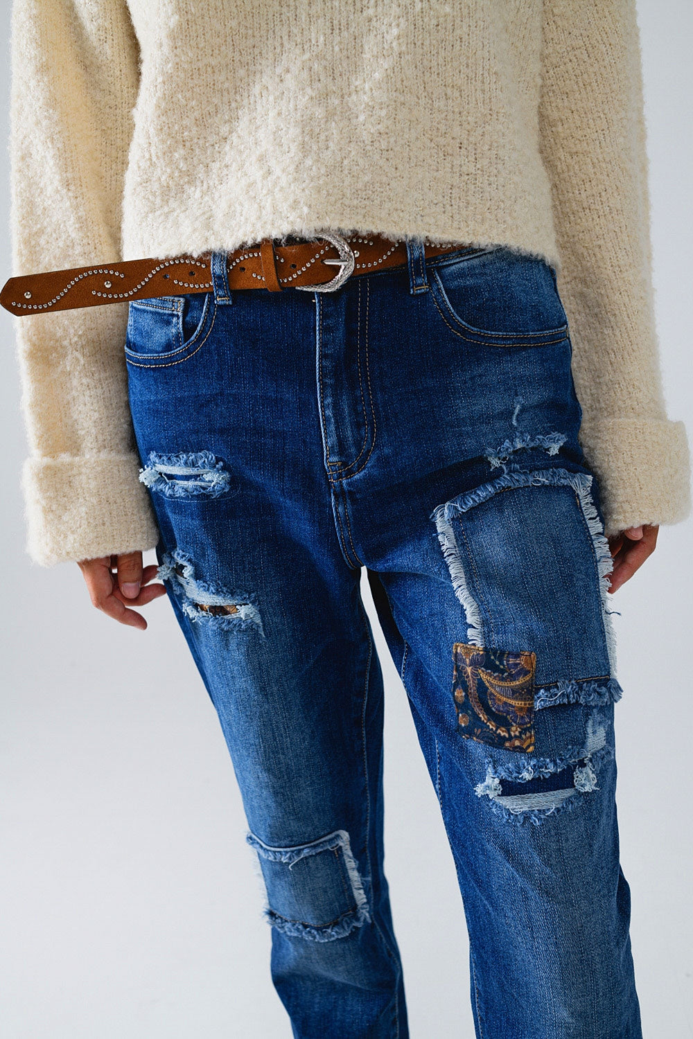 Jeans blu larghi con sottili strappi e toppe