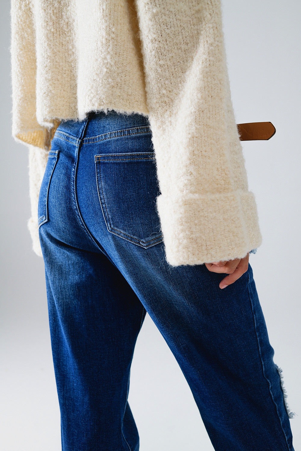 Jeans blu larghi con sottili strappi e toppe