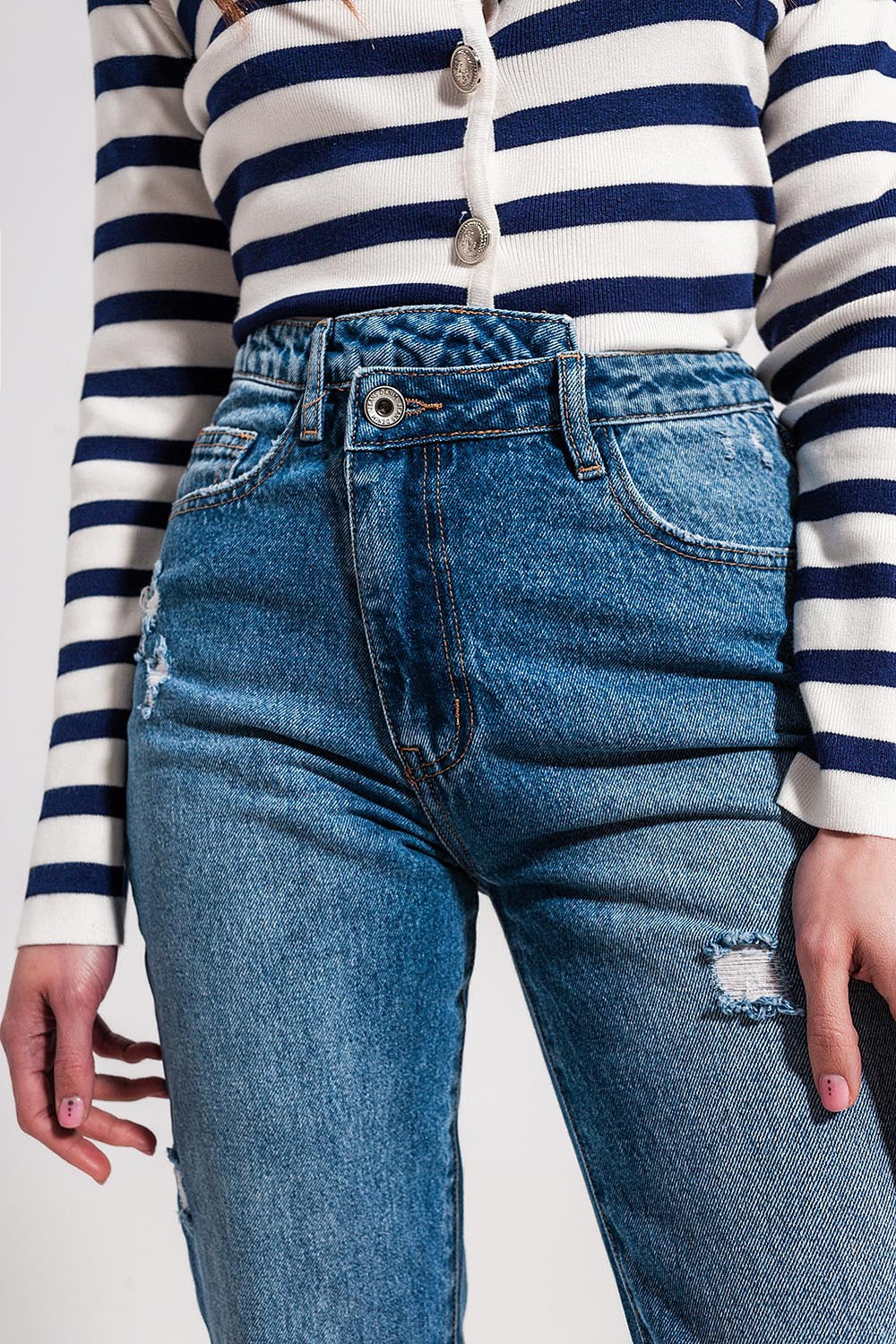 Jeans blu medio con abbottonatura asimmetrica