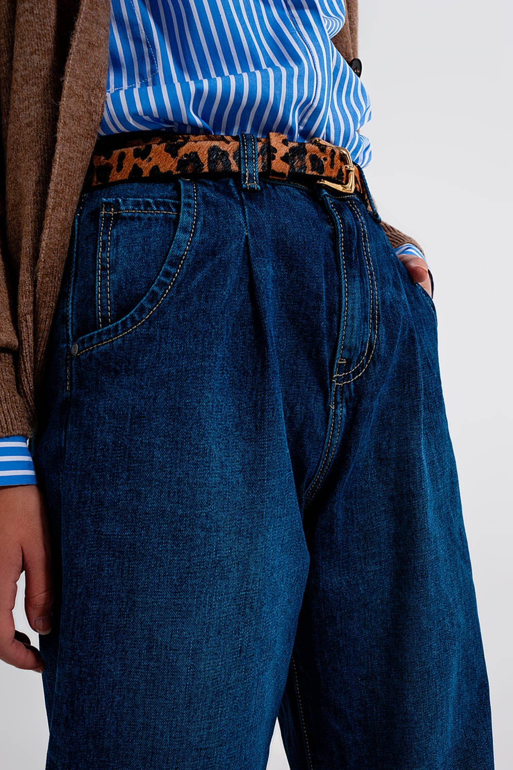 Jeans blu medio con pinces frontali