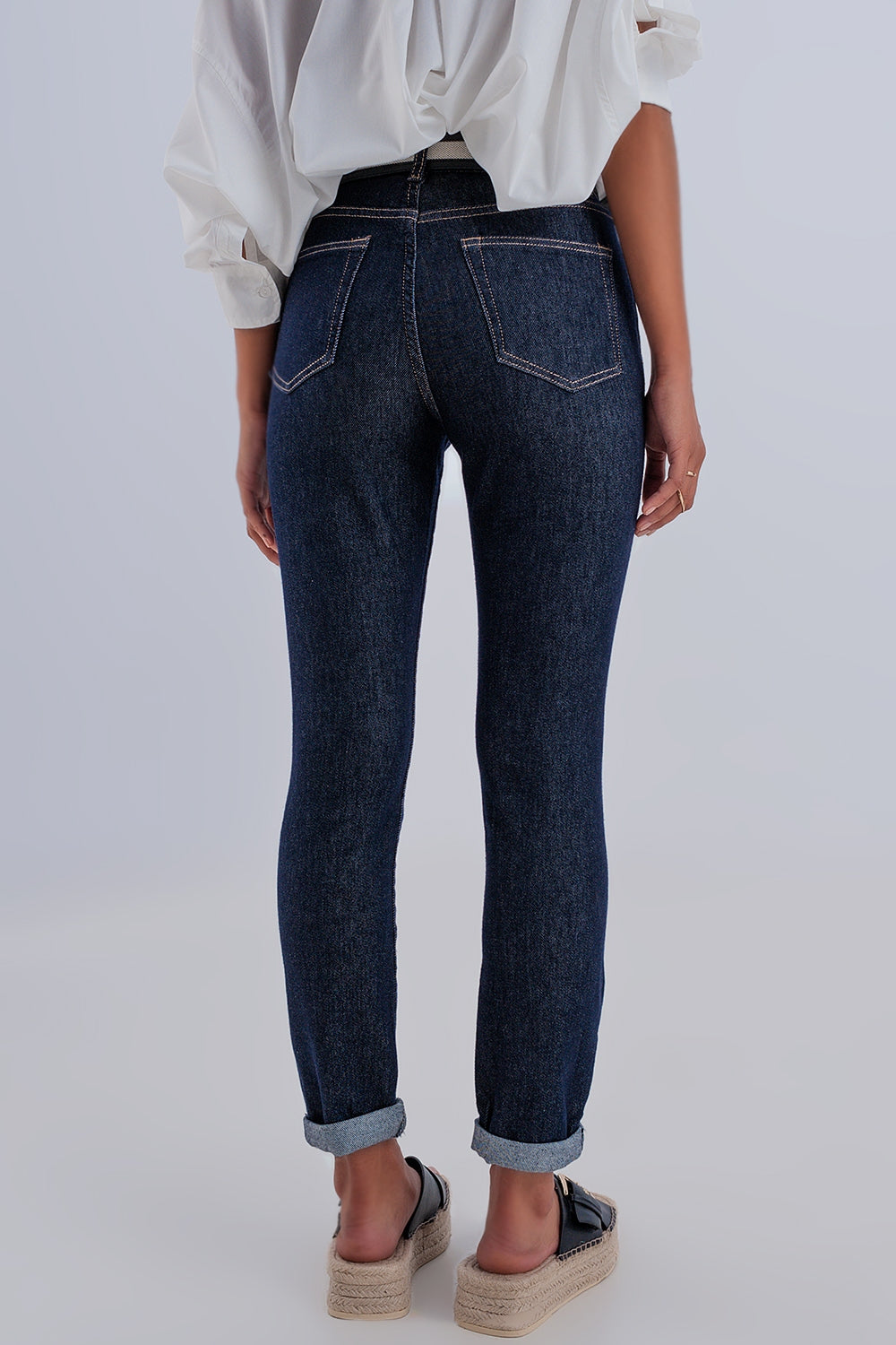 Jeans blu scuro basic a vita alta con cuciture a contrasto