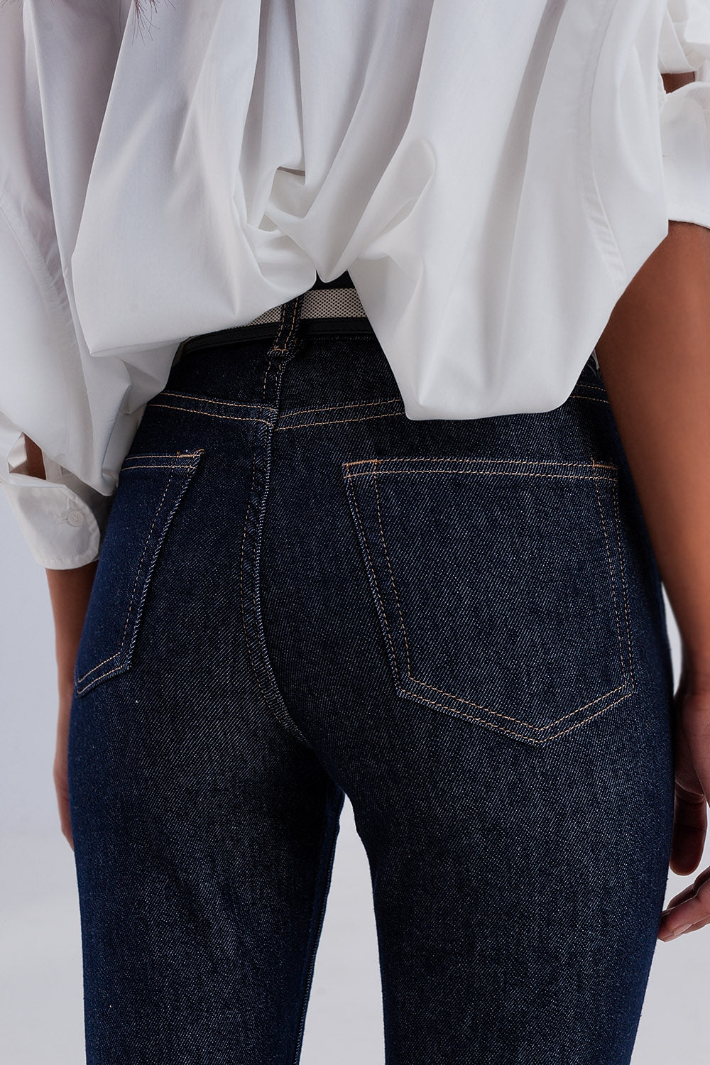 Jeans blu scuro basic a vita alta con cuciture a contrasto