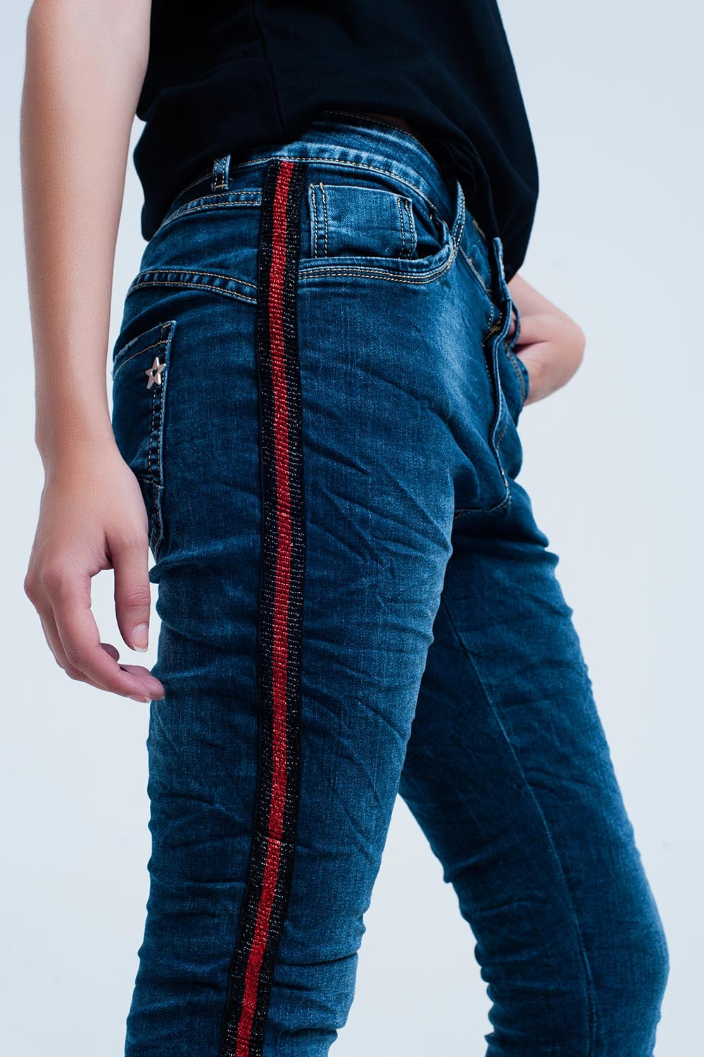 Jeans blu scuro boyfriend con banda laterale rossa