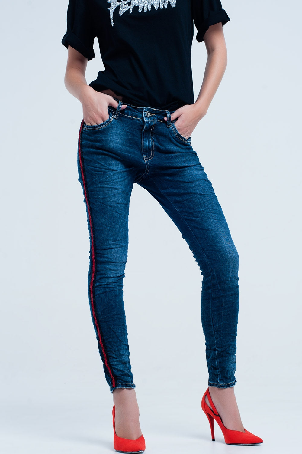 Jeans blu scuro boyfriend con banda laterale rossa