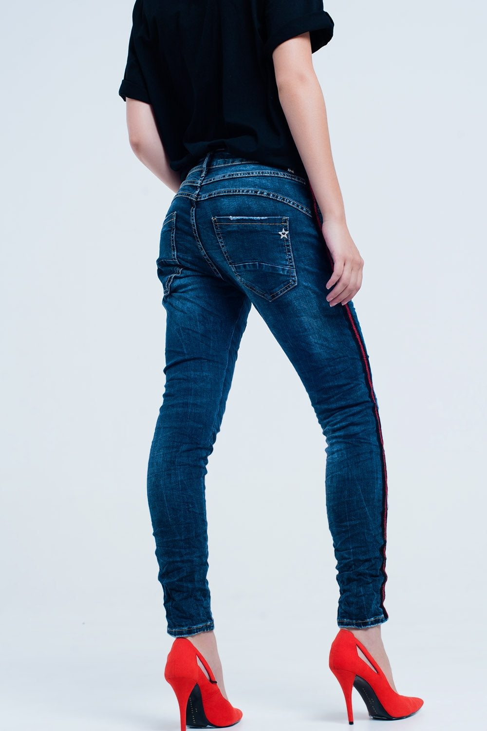 Jeans blu scuro boyfriend con banda laterale rossa