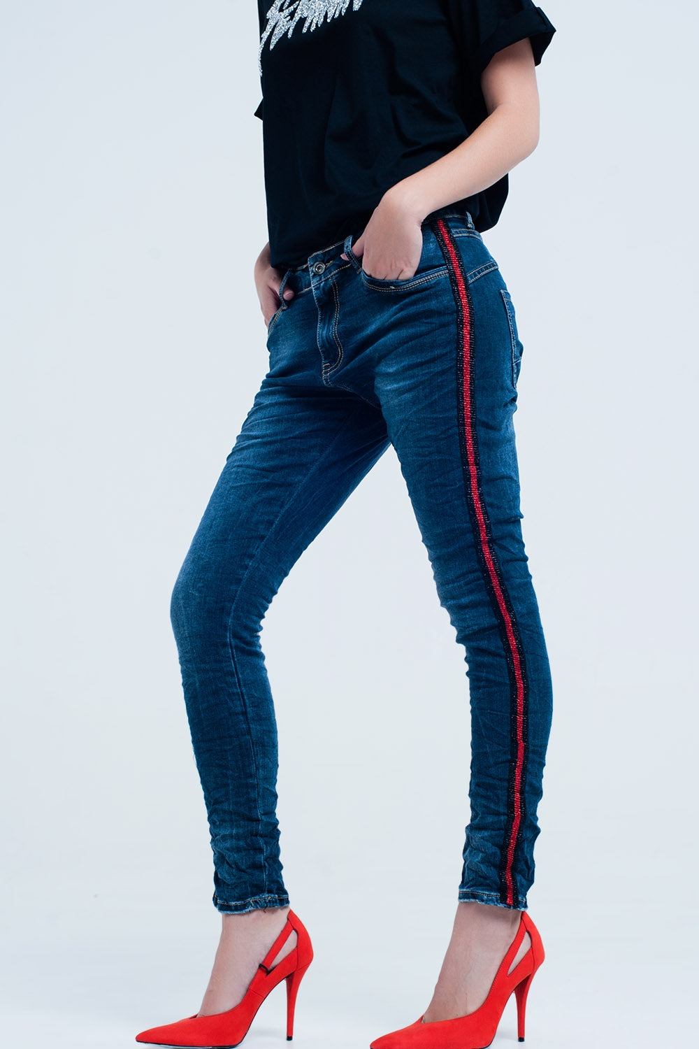 Jeans blu scuro boyfriend con banda laterale rossa