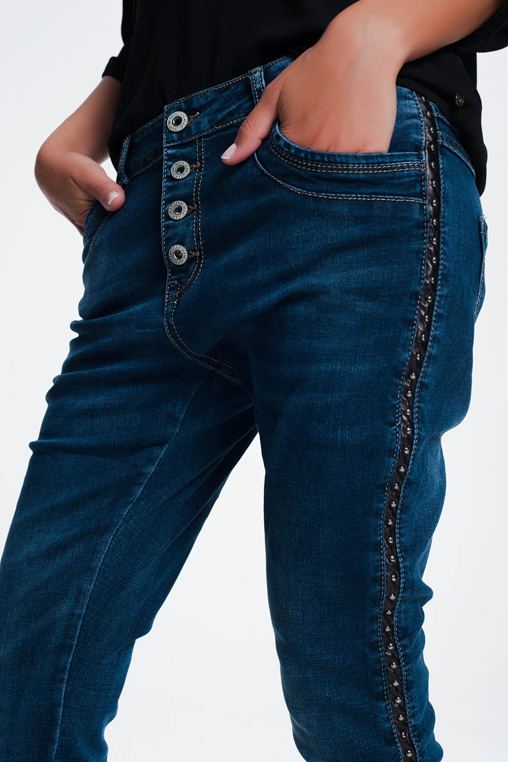 Q2 Jeans borchiati sguardo di cuoio