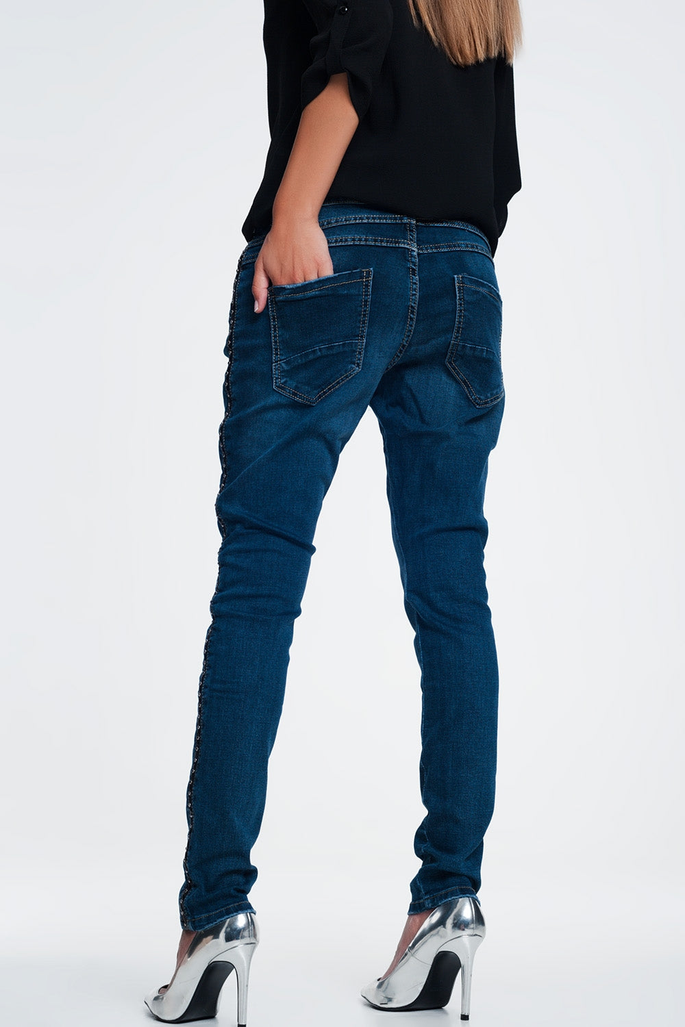 Jeans borchiati sguardo di cuoio