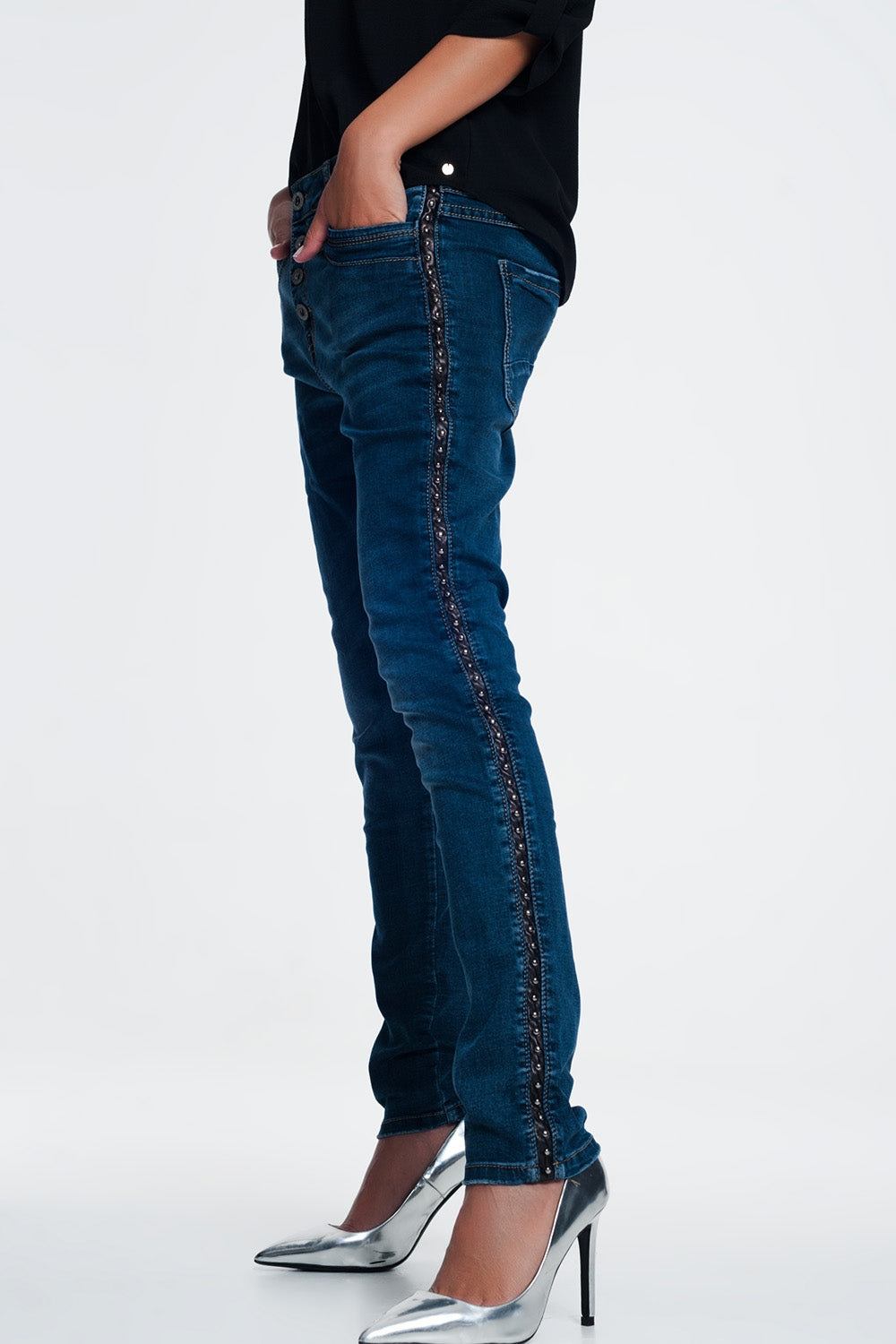 Jeans borchiati sguardo di cuoio