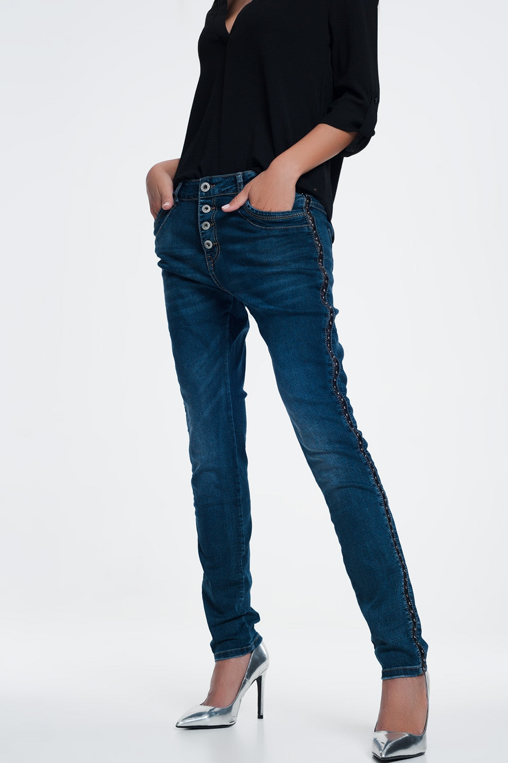 Jeans borchiati sguardo di cuoio