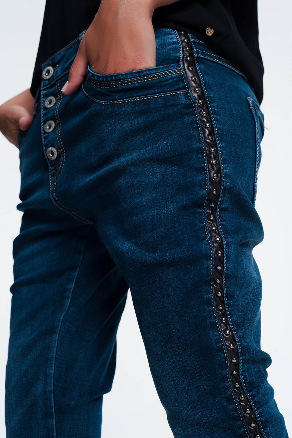 Jeans borchiati sguardo di cuoio